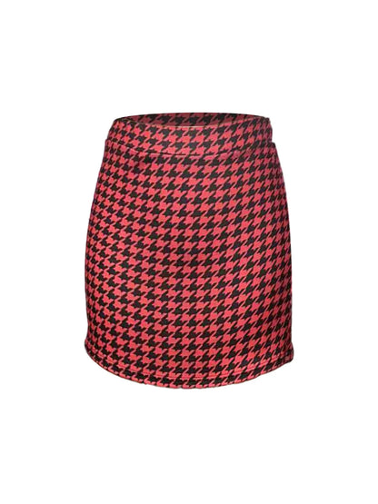 Elegant high-waisted short skirt with a stretch waist in a thousand bird pattern, hugging the hips.