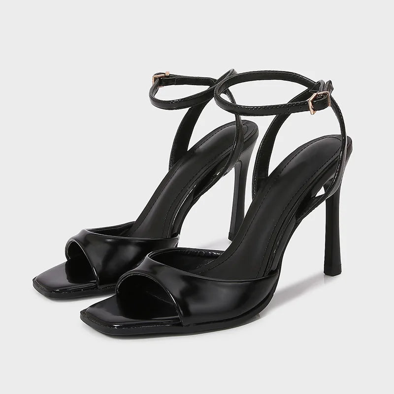 Sandália Feminina de Salto Alto Fivela com Tira no Tornozelo de Couro Envernizado Preto Sexy Quadrada de Bico Aberto Elegante para Festa Escritório Verão