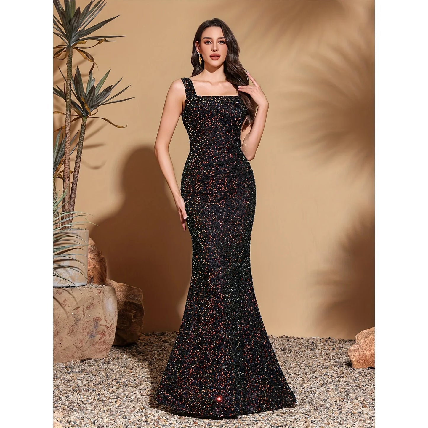 Strapless sequined hip-hugging backless dress