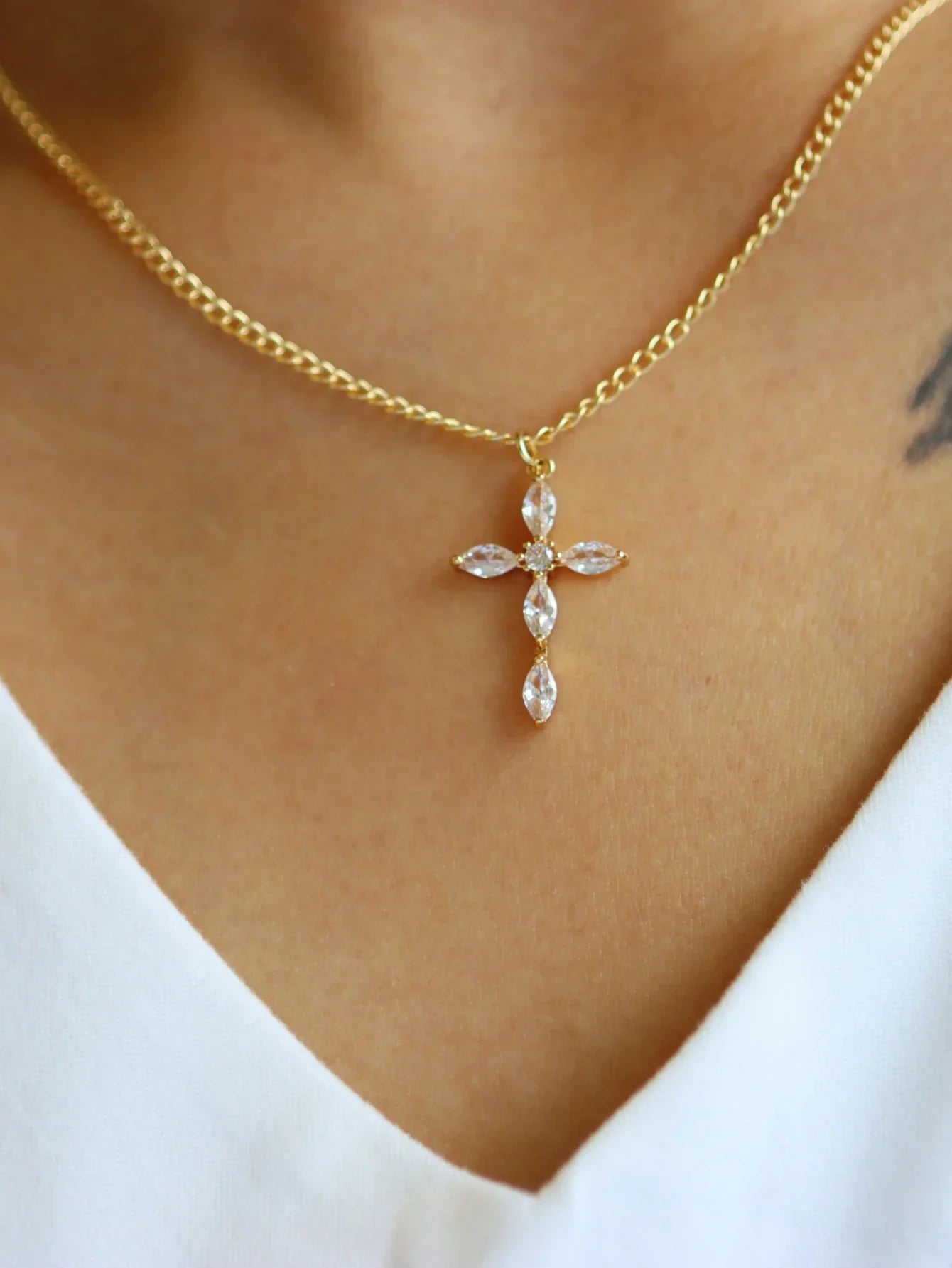 Fashion New Zircon Inlaid Cross Necklace Pendant Jewelry for Women Gold Color Long Clavicle Chain Necklaces