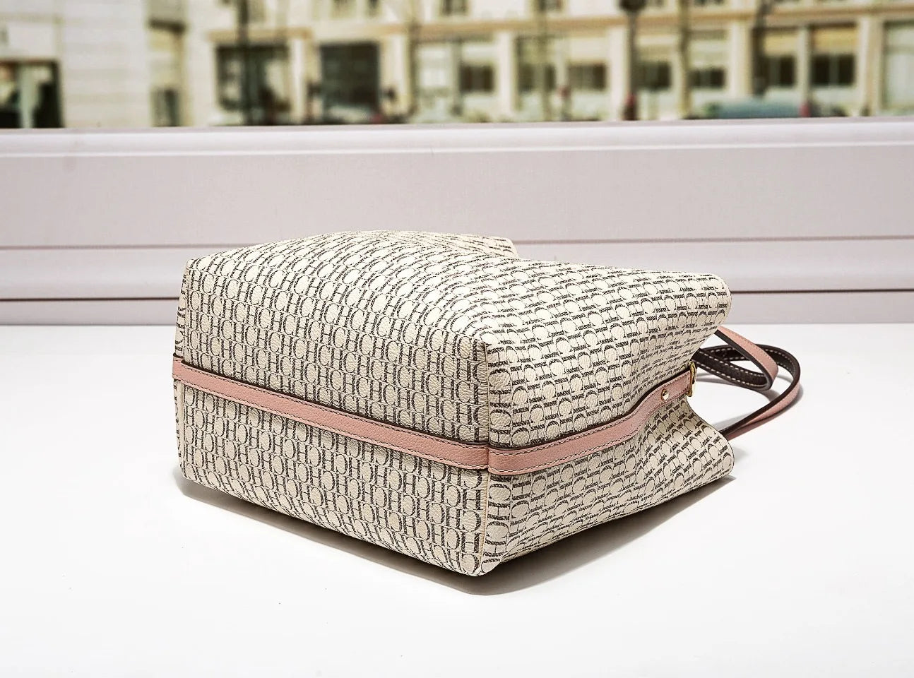 Stylish Monogram Tote Bag Lock Decorative Detail Top Handles Detachable Crossbody Strap Fashion Shoulder Bag