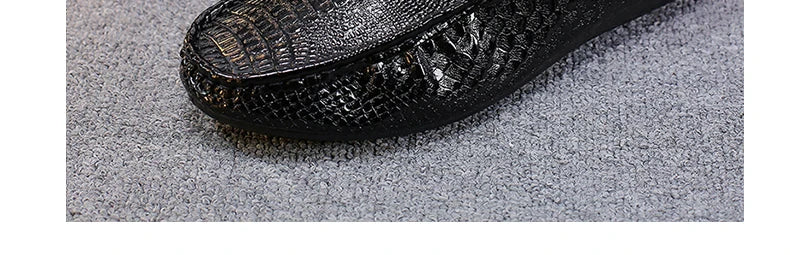 Sapatos Masculinos de Couro com Contas Estilo Britânico Outono Pretos Casuais para Homens Coreanos Preguiçosos Slip-on Sola Macia Mocassins de Condução Modernos