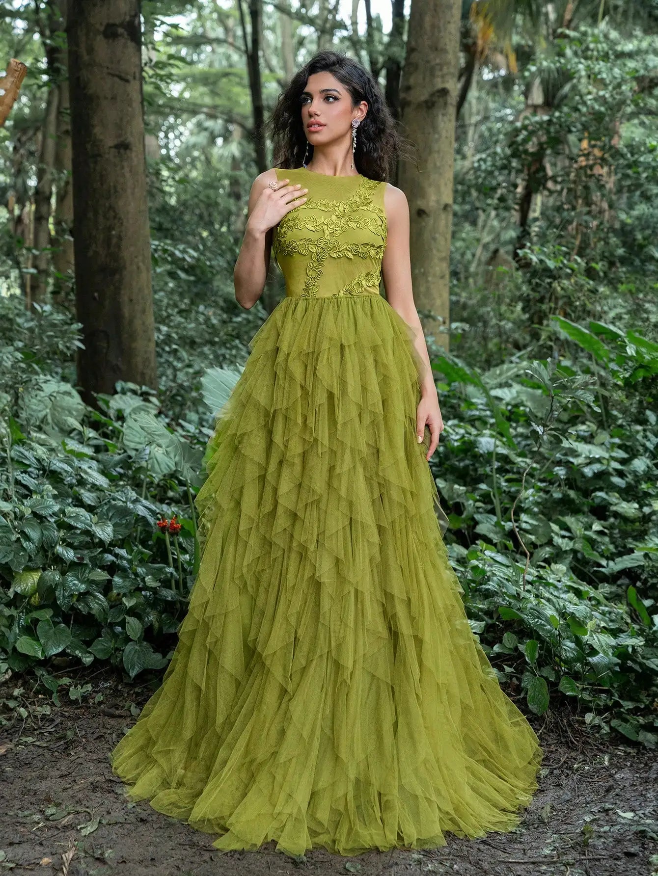 A luxurious party dress for 2026, featuring a round neck, sleeveless design, leaf embroidery, and a multi-layered mesh