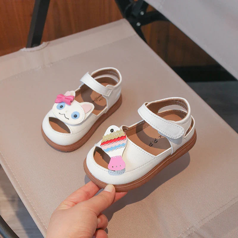 Toddler Girls Leather Sandals with Cute Cartoon 2026 New Summer Kids Beach Shoes Soft Sole Chic Trendy Versatile Outdoor Play