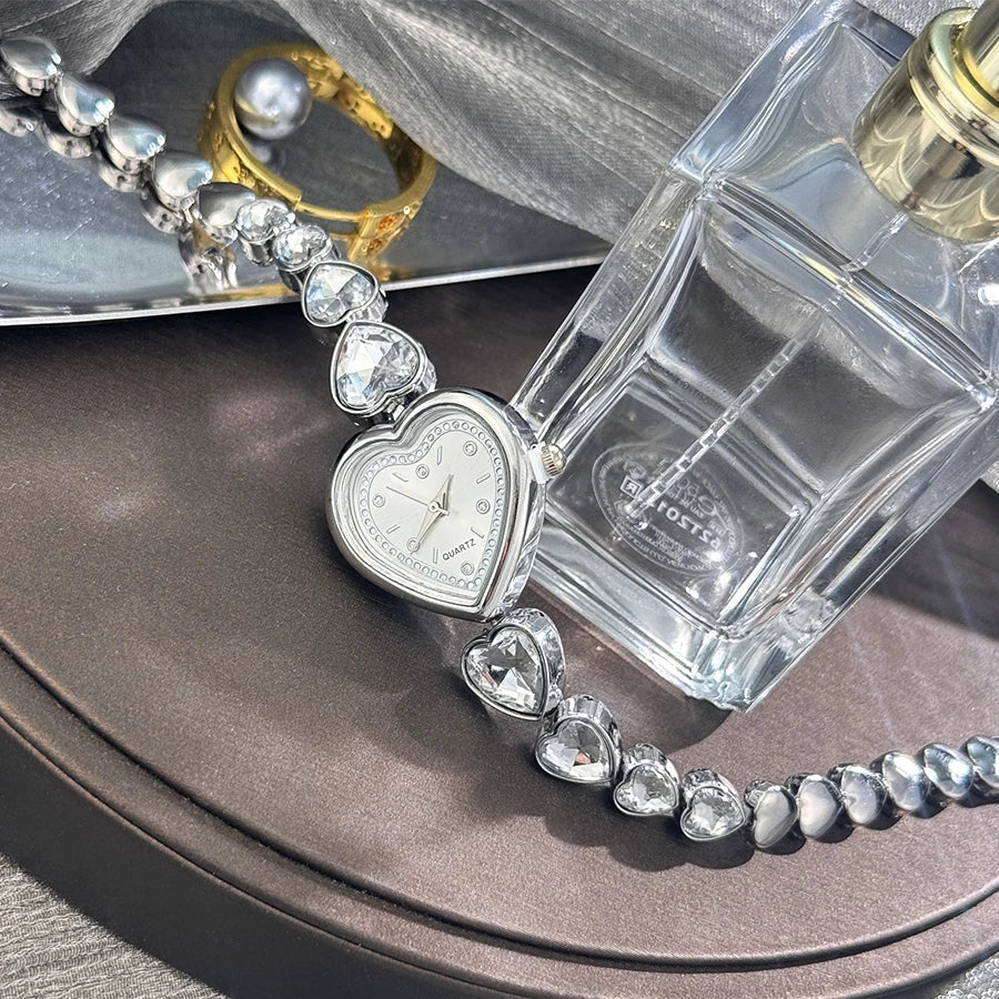 Women's heart-alloy case Sparkly cute heart-shaped glass rhinestone bracelet Elegant stylish quartz watch