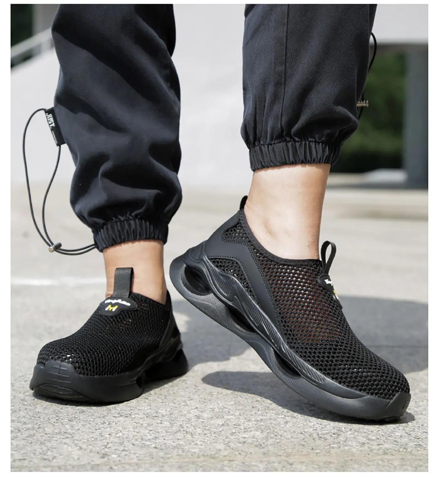Lightweight safety shoes with large mesh, breathable, odor resistant, impact resistant, puncture resistant, and soft work shoes