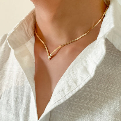 Fashion Simple Flat Snake Clavicle Chain Necklace Men Creative V Shape Pendant Choker Party Jewelry Accessories Gifts