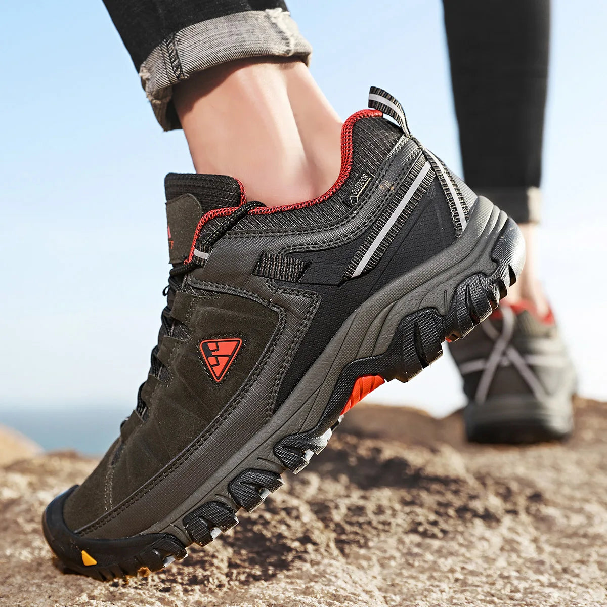 High Quality Men Hiking Shoes Durable Leather Climbing Shoes Outdoor Walking Sneakers Rubber Sole Factory Outlet