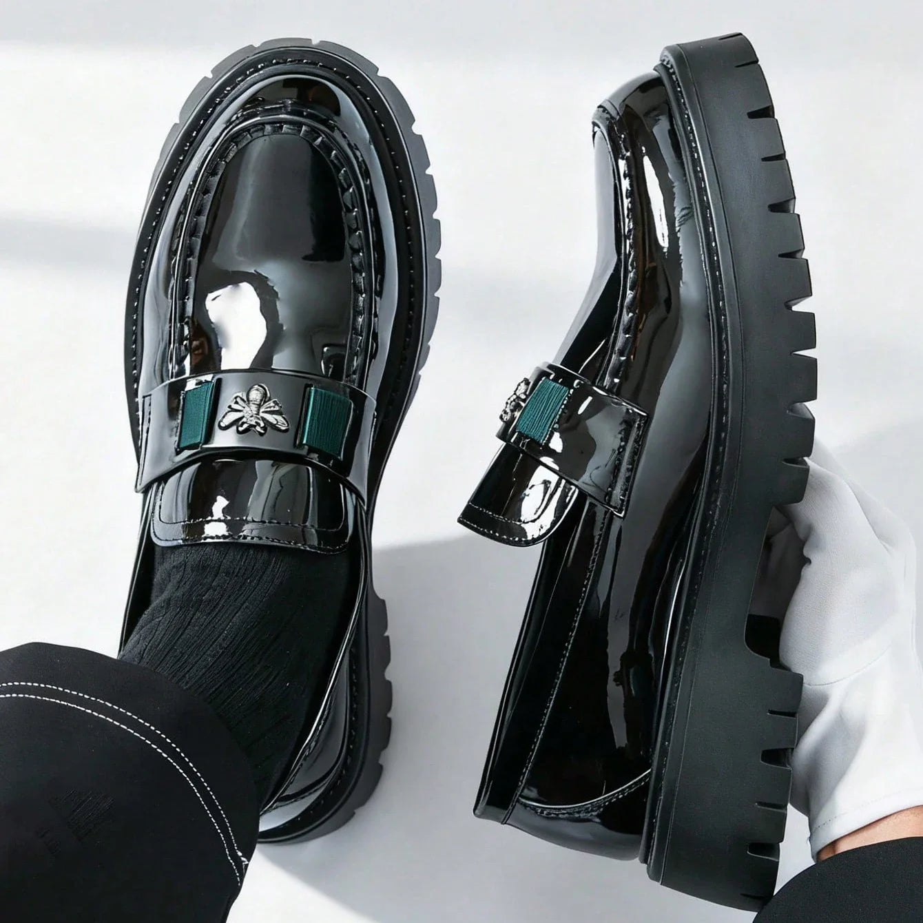 2026 Fashion Bee Design Leather Men Shoes Thick Sole Luxury Slip On Loafers Comfort Fashio Business Party Formal Dress Shoes