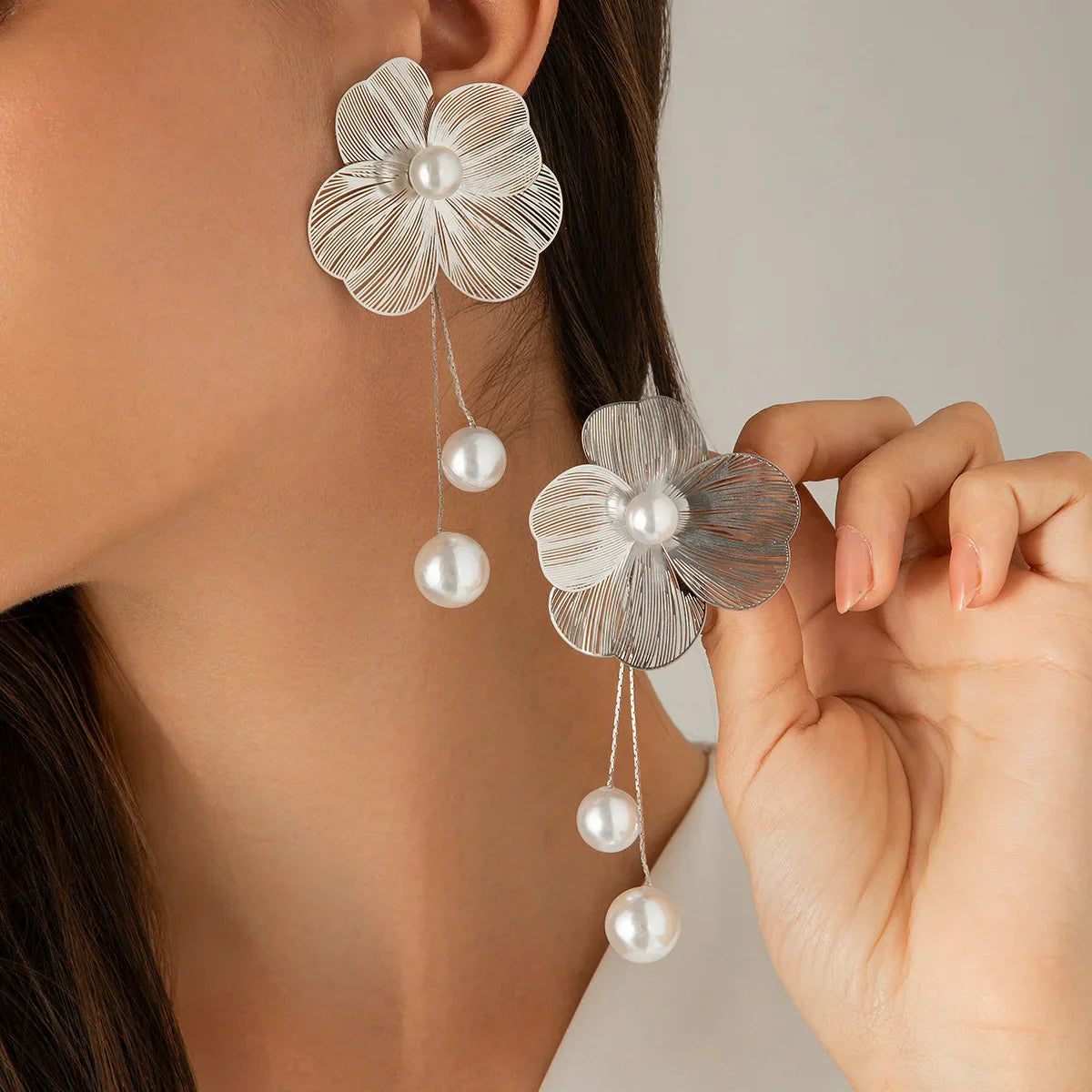 Exaggerated Temperament Metallic Texture Stereo Ginkgo Leaf Flower Imitation Pearl Tassel Dangle Earrings for Women Jewelry Gift