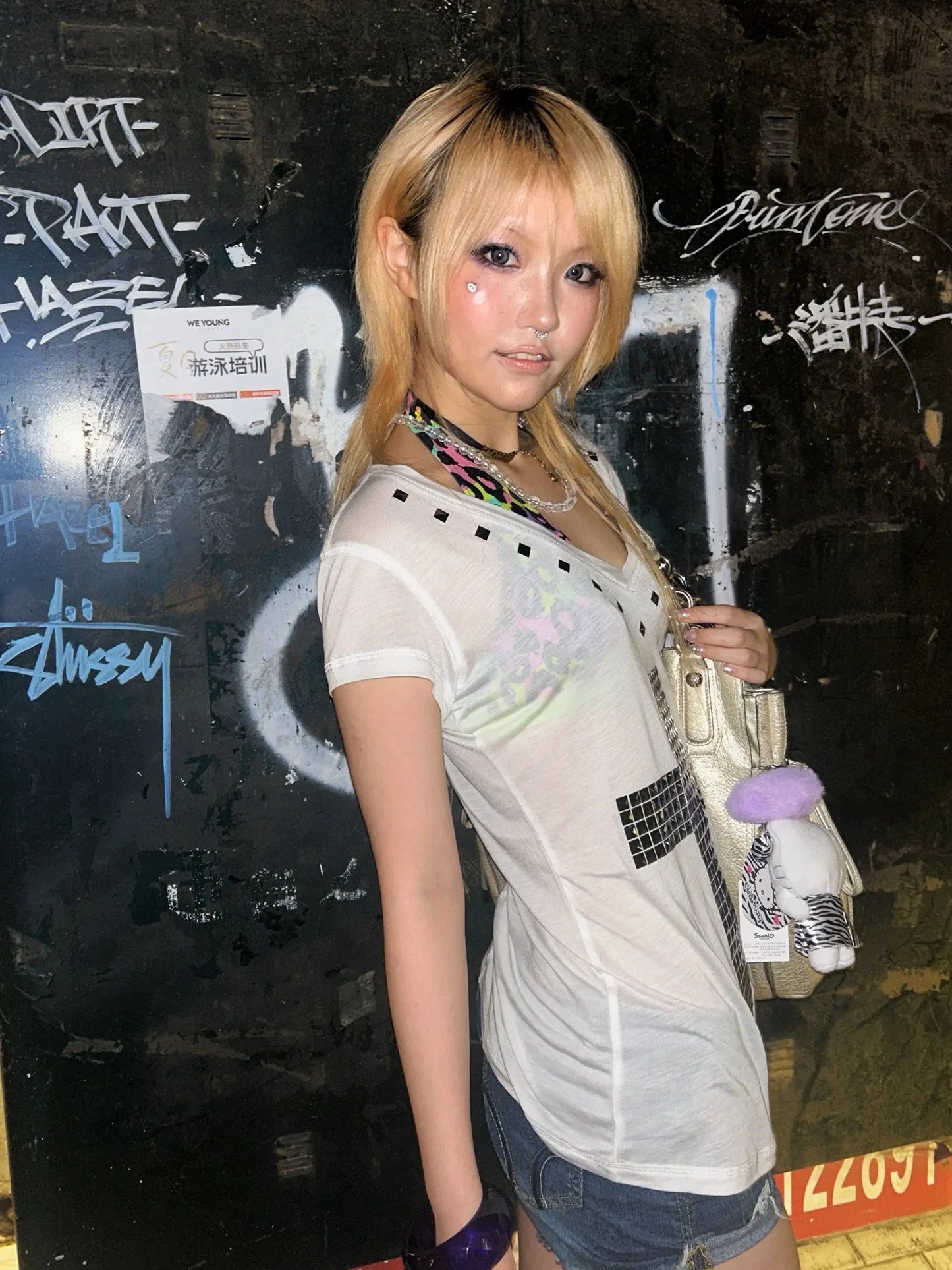 Karrram Camiseta Japonesa Y2k com Estampa de Cruz Metálica Vintage Harajuku Manga Curta Translúcida Tops Trashy Anos 2000 Gola V Streetwear Grunge