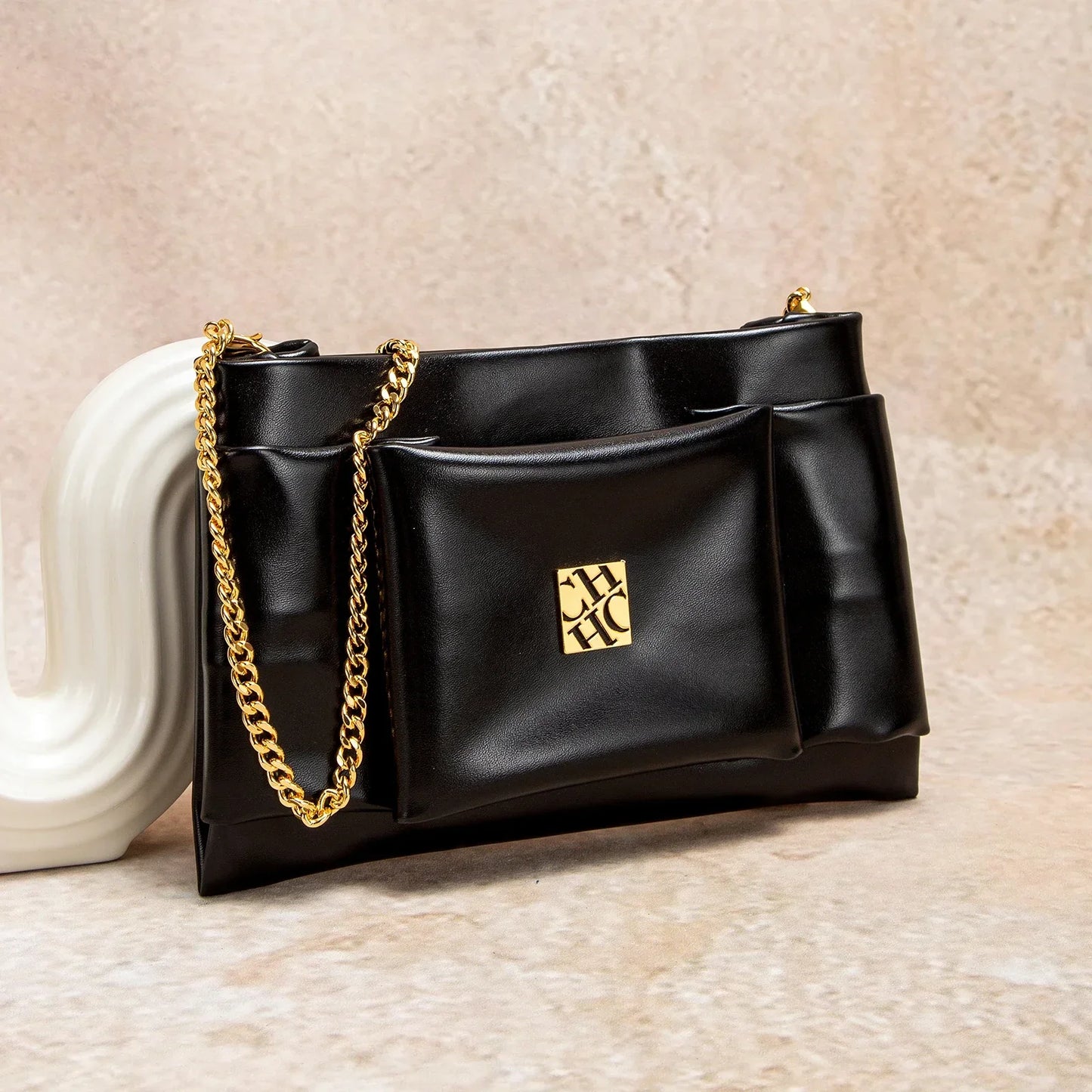Leather Luxe Sleek Shoulder Bags Gold-Plated Logos Durable Chain Straps Merge High-End Craftsmanship with Urban Style