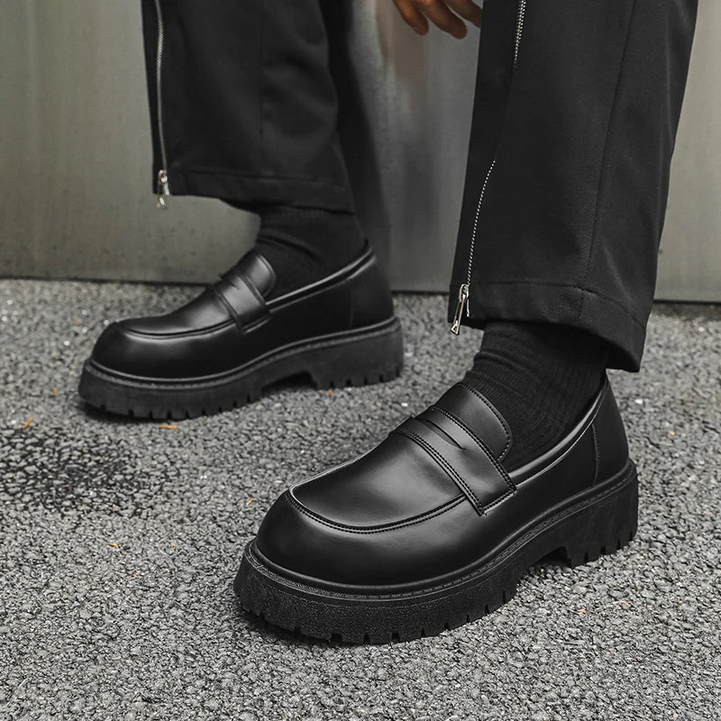 Sapatos Masculinos Loafers de Couro Solado Grosso Estilo Britânico Pretos Formais de Negócios Sapatos Luxuosos da Moda Slip-On Casuais Bico Redondo