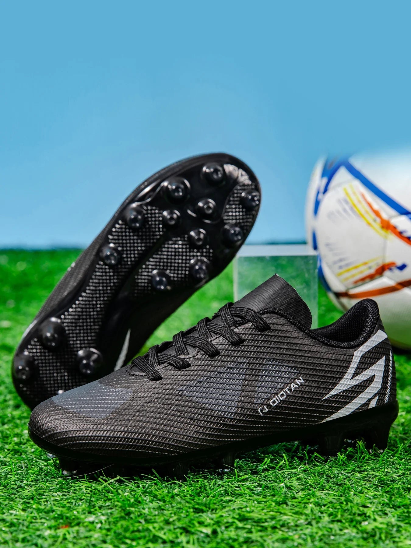 Low-top, soccer shoes, unisex, TF and FG, slip-resistant and wear-resistant, available in 3 colors. Sole spikes Not above ankle