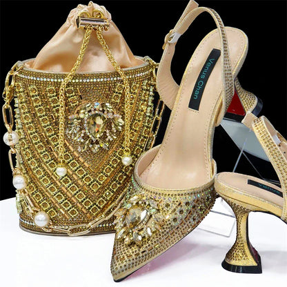 Sapatos e Bolsa Nigerianos de Salto Alto para Mulheres na Cor Vermelha, Conjunto de Bolsa com Strass com Design Italiano para Casamento