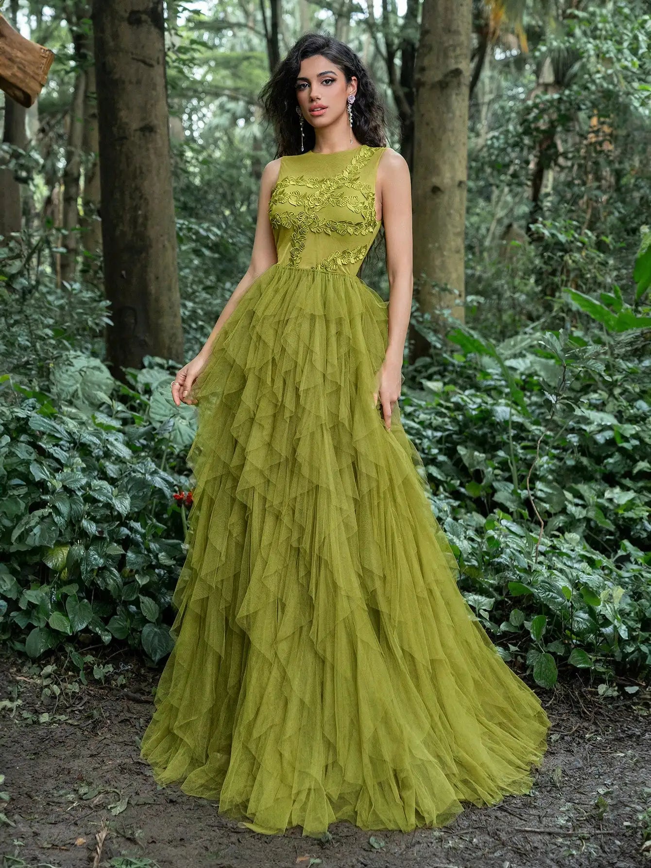 A luxurious party dress for 2026, featuring a round neck, sleeveless design, leaf embroidery, and a multi-layered mesh