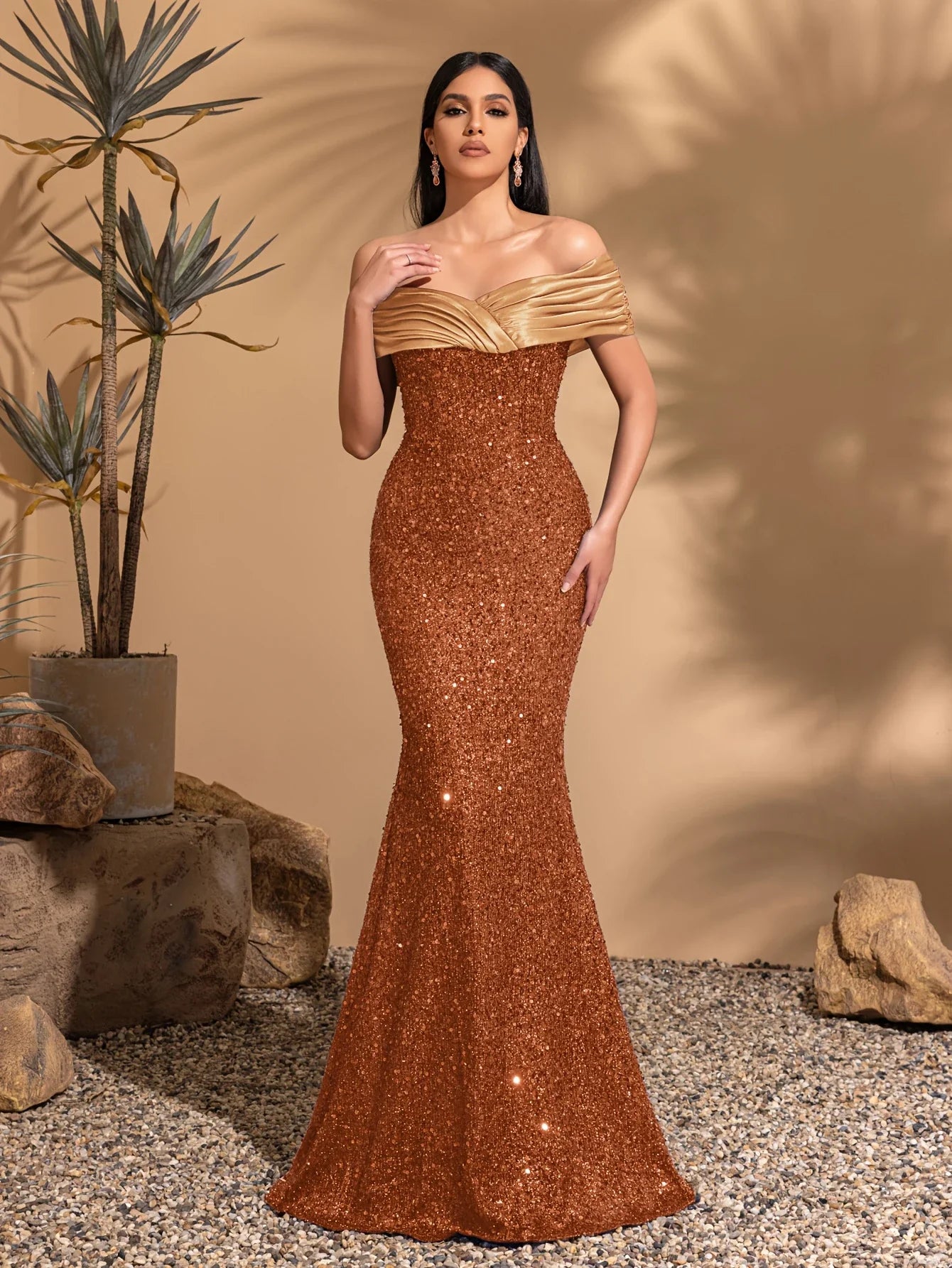 Off-the-shoulder pleated hip-hugging dress, elegant and chic dress