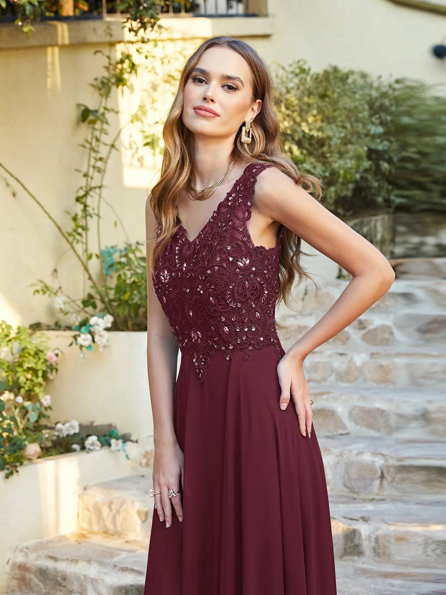 Vestido de festa de casamento em azul marinho com chiffon, renda, bordado, decote em V, cristal, sem mangas, elegante, formal, para madrinha de casamento