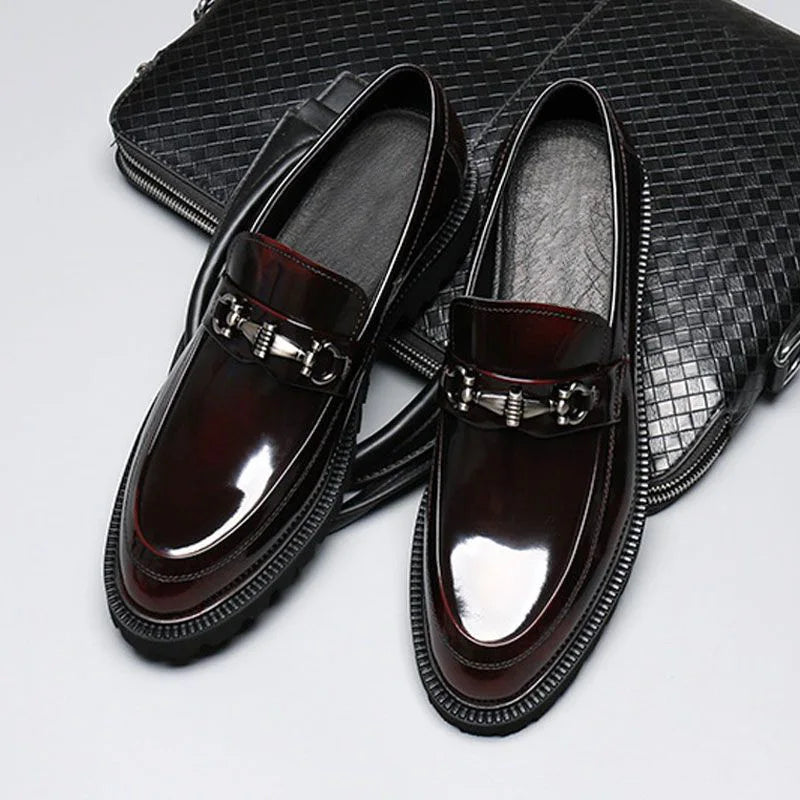 Sapatos Masculinos Loafer de Luxo de Alta Qualidade com Decoração Metálica, Sola Grossa, Sem Cadarço, Sapatos de Couro Modernos para Negócios Formais