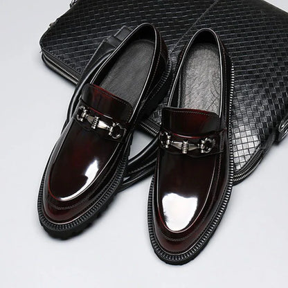 Sapatos Masculinos Loafer de Luxo de Alta Qualidade com Decoração Metálica, Sola Grossa, Sem Cadarço, Sapatos de Couro Modernos para Negócios Formais