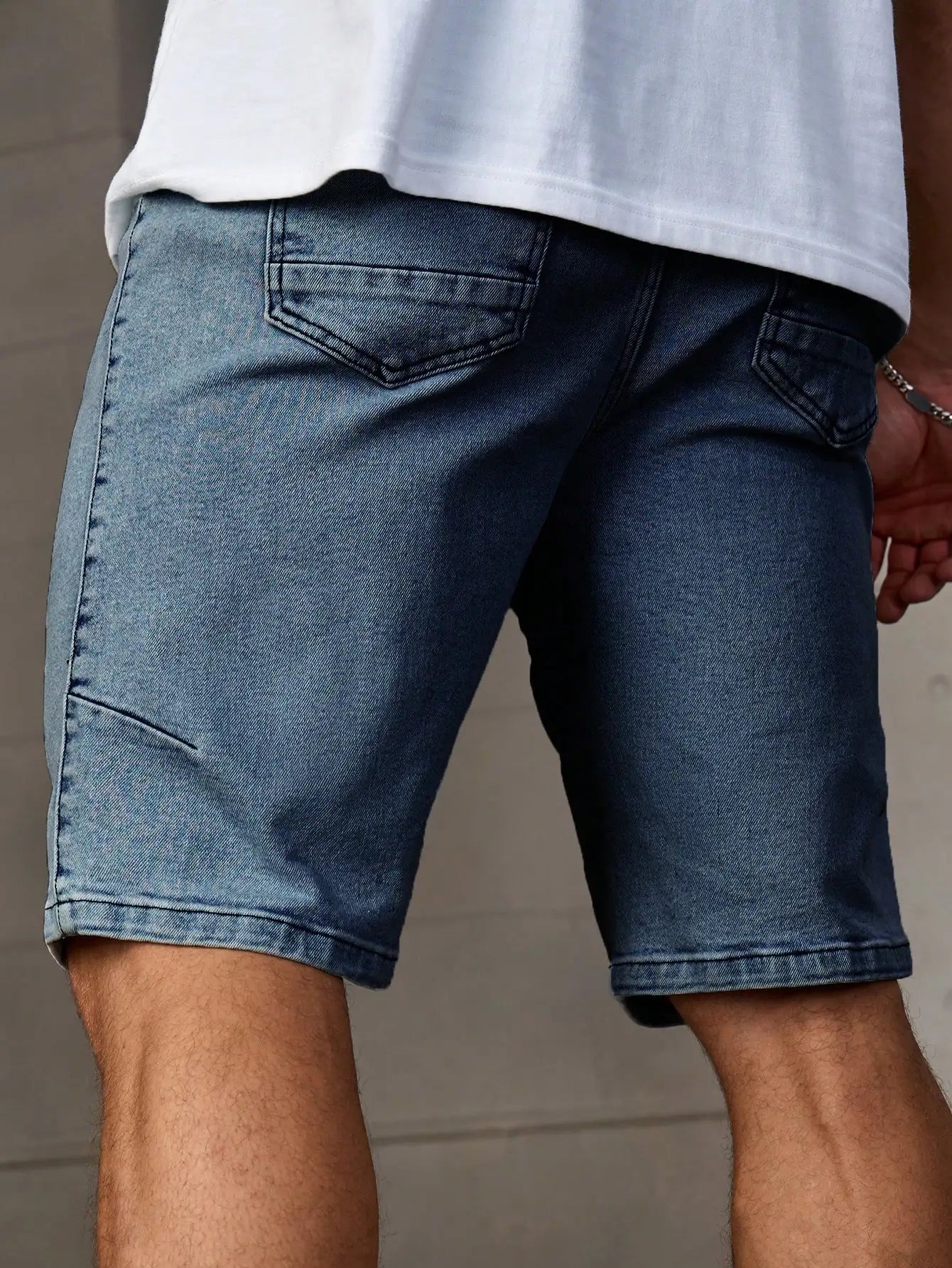 Men's summer denim shorts. With a drawstring elastic waist design. For daily casual wear. Trendy and fashionable.