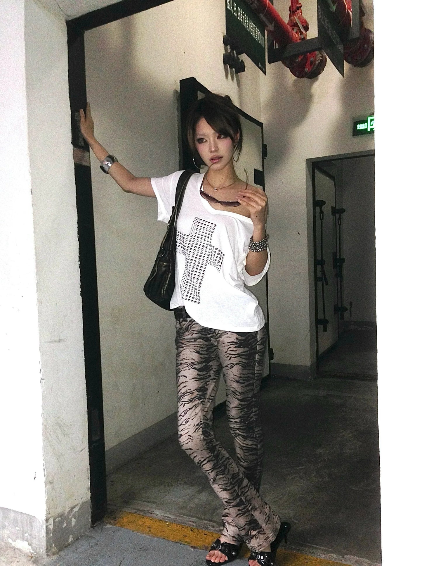 Camiseta Karrram Japonesa Y2k com Estampa de Cruz de Metal Blusas Transparentes Decote V Estilo Trashy Anos 2000 Vintage Harajuku Manga Curta Streetwear Grunge