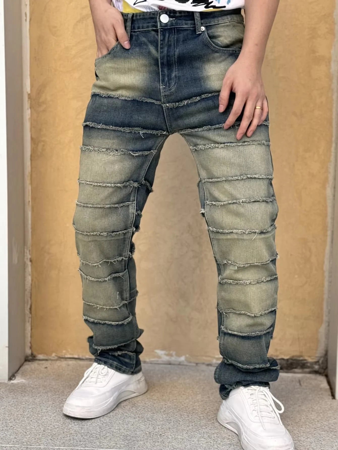 Calça Jeans Masculina Moderna Com Design Exclusivo Efeito Clássico Desgastado Barras Desfiadas E Tecido Remendado Liderando A Tendência Da Moda.