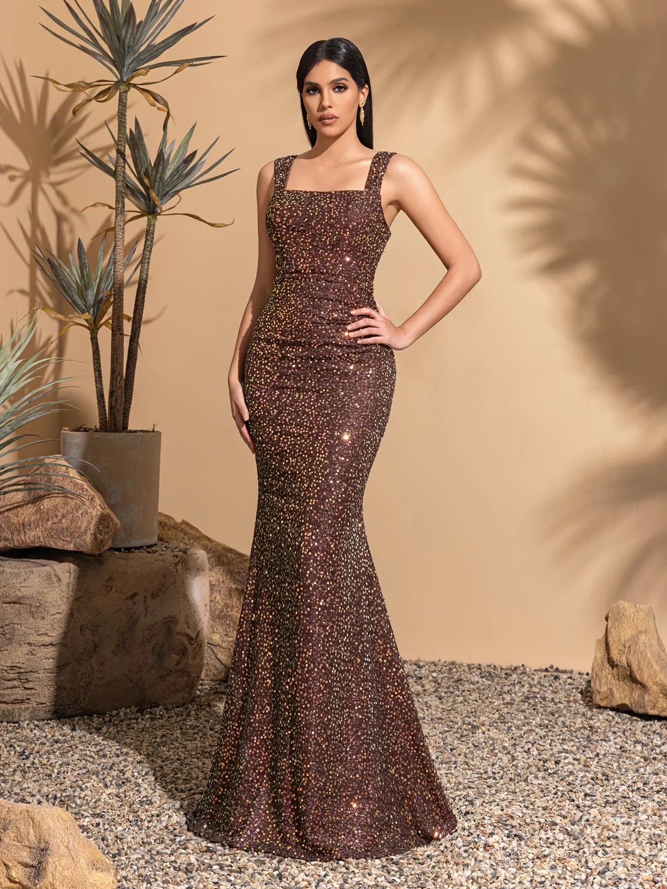 Strapless sequined hip-hugging backless dress