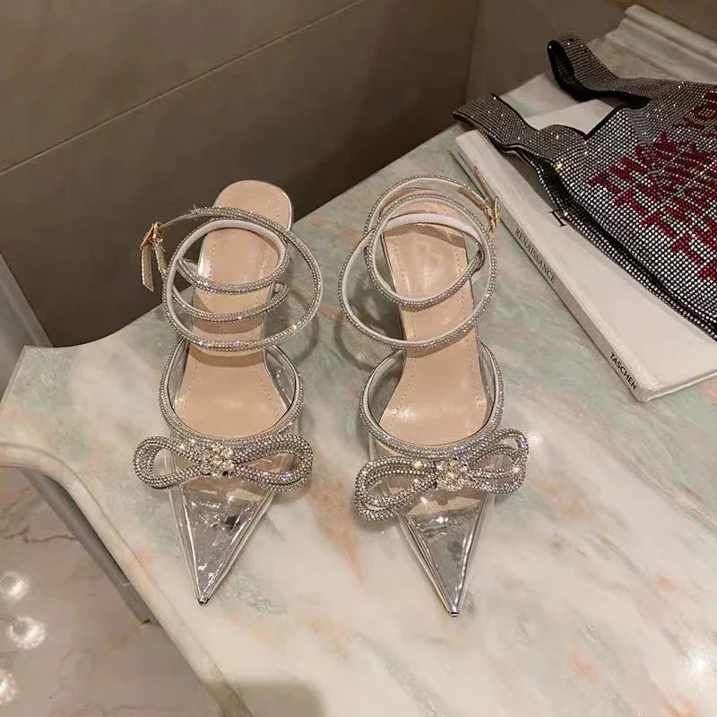 2025 Nova Moda Glitter Strass Sapatos Femininos Bico Fino de Seda com Laço de Cristal Salto Alto Fino com Fivela Sapatos de Festa e Formatura