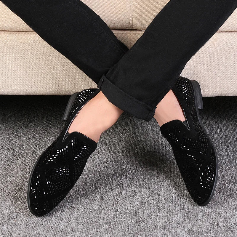 Novos mocassins europeus de indústria pesada versão coreana, mocassins masculinos jovens de cano baixo cravejados de diamantes, sapatos de couro pontudos respiráveis
