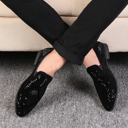 Novos mocassins europeus de indústria pesada versão coreana, mocassins masculinos jovens de cano baixo cravejados de diamantes, sapatos de couro pontudos respiráveis