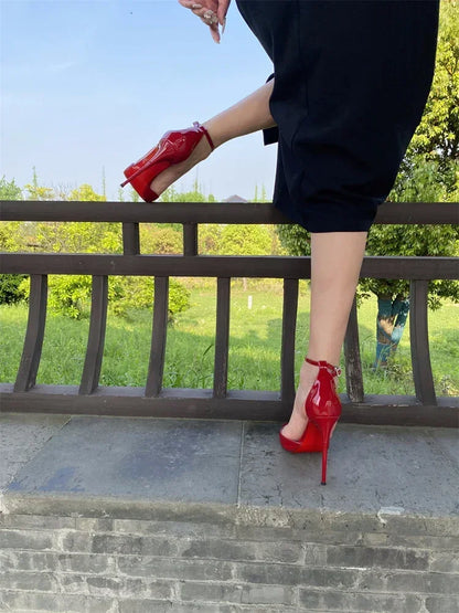 New one-piece fish mouth high-heeled shoes with slim heels hollow and stylish buckle straps and a versatile sandal with open toe