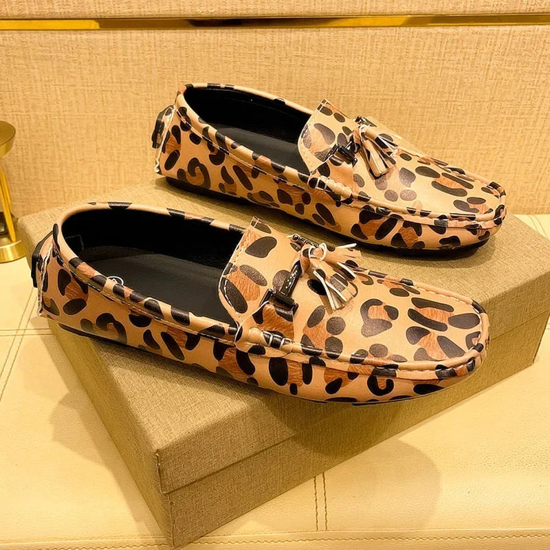 Sapatos Casuais Masculinos de Couro com Estampa de Leopardo Vermelho, Loafers Designer com Borlas, Sapatos Masculinos Confortáveis Slip-on, Sapatos de Condução Masculinos Tamanho Grande 48