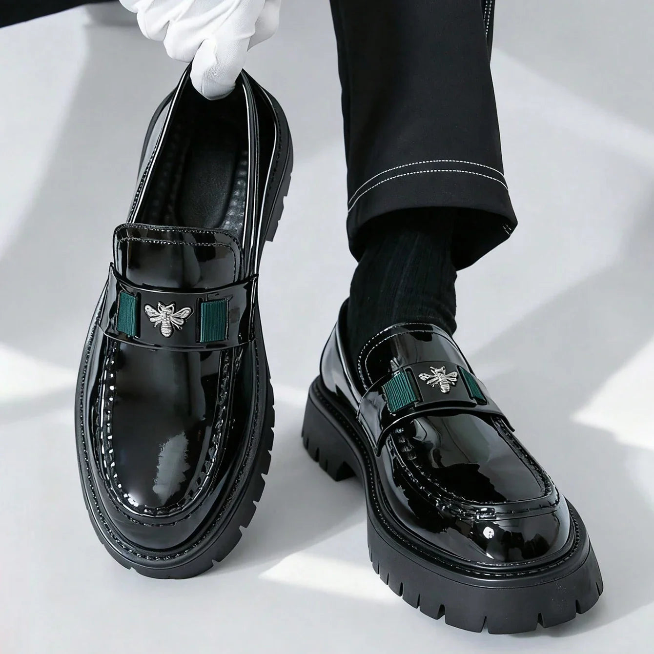2026 Fashion Bee Design Leather Men Shoes Thick Sole Luxury Slip On Loafers Comfort Fashio Business Party Formal Dress Shoes