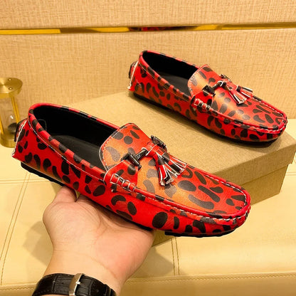 Sapatos Casuais Masculinos de Couro com Estampa de Leopardo Vermelho, Loafers Designer com Borlas, Sapatos Masculinos Confortáveis Slip-on, Sapatos de Condução Masculinos Tamanho Grande 48