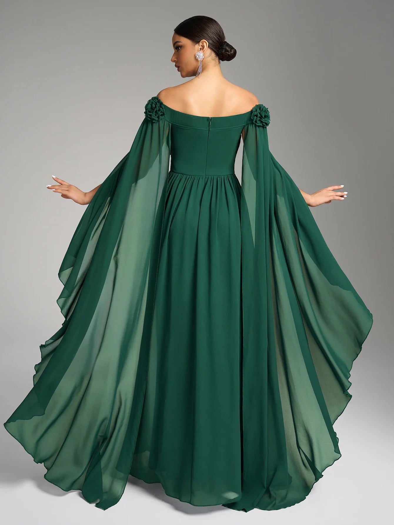Vestido de Um Ombro Só com Mangas Bufantes Grandes, Aplique Floral no Corpete e Cintura Plissada, em Chiffon, Efeito Emagrecedor
