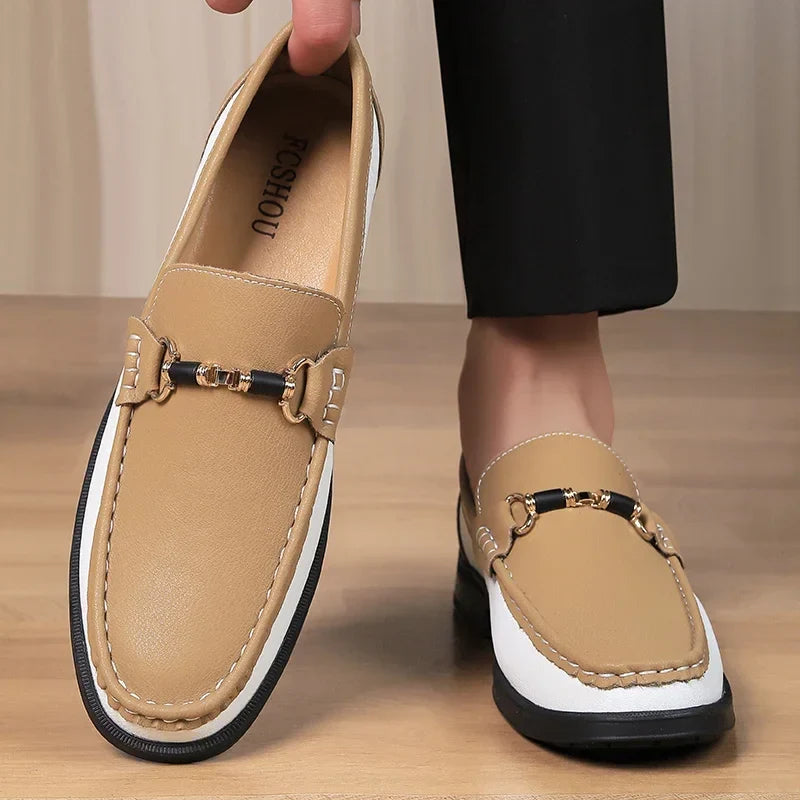 Sapatos Masculinos de Couro Genuíno de Marca de Luxo Mocassins de Casamento Sem Cadarço Nova Tendência Fivela de Metal Sapatos Masculinos Versáteis para Negócios