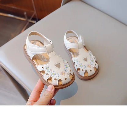 Sweet Little Girl Sandal Summer New Kids Princess Embroidery Flower Flat Sandals Fashion Elegant Children Causal Cut-outs Shoes