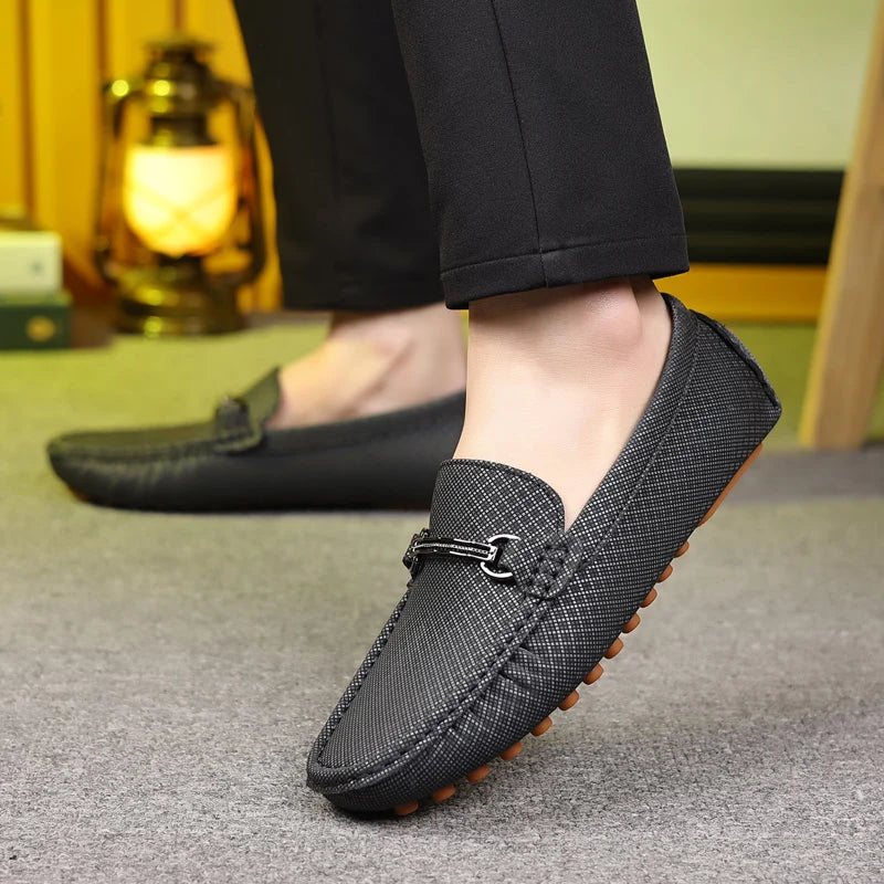 Sapatos de Couro Fashion Sapatos de Negócios Mocassins Pretos Leves Slip On para Homens Sapatos de Couro Elegantes Casuais para Festa e Casamento