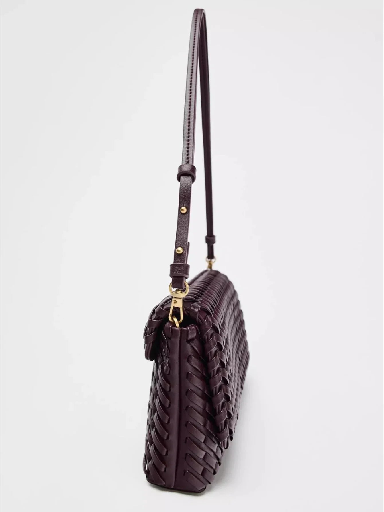 Woven bags exude a sense of sophistication. Single-shoulder crossbody bags and flip bags are simple and versatile