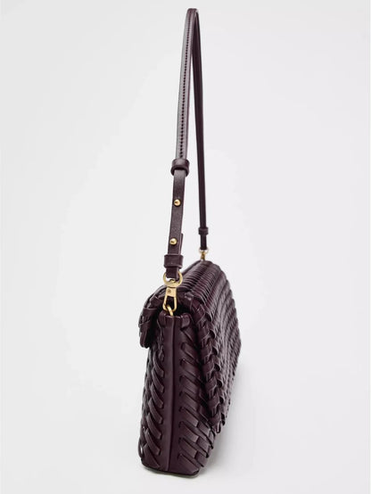 Woven bags exude a sense of sophistication. Single-shoulder crossbody bags and flip bags are simple and versatile