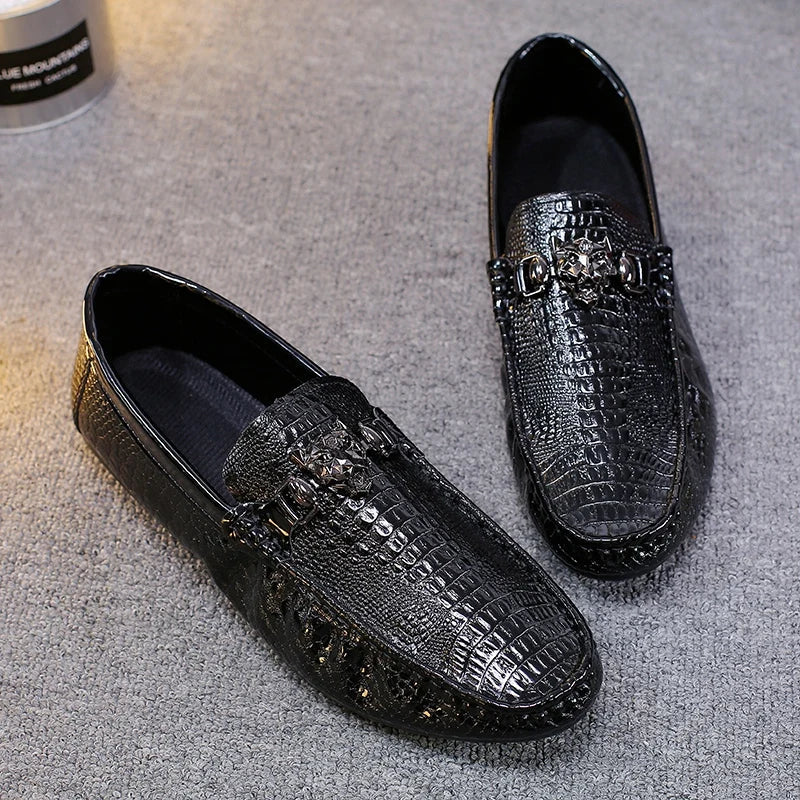 Sapatos Masculinos de Couro com Contas Estilo Britânico Outono Pretos Casuais para Homens Coreanos Preguiçosos Slip-on Sola Macia Mocassins de Condução Modernos