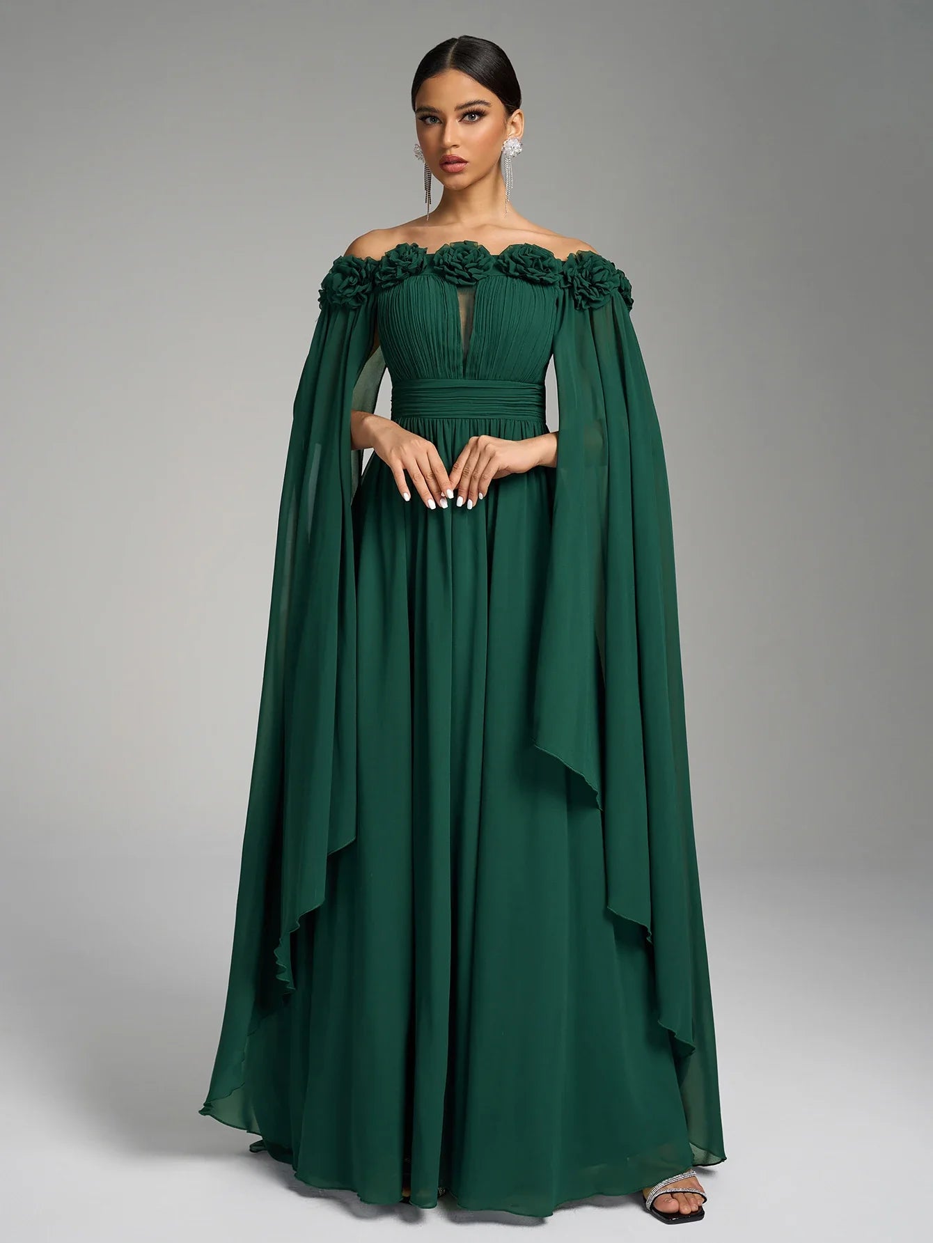 Vestido de Um Ombro Só com Mangas Bufantes Grandes, Aplique Floral no Corpete e Cintura Plissada, em Chiffon, Efeito Emagrecedor