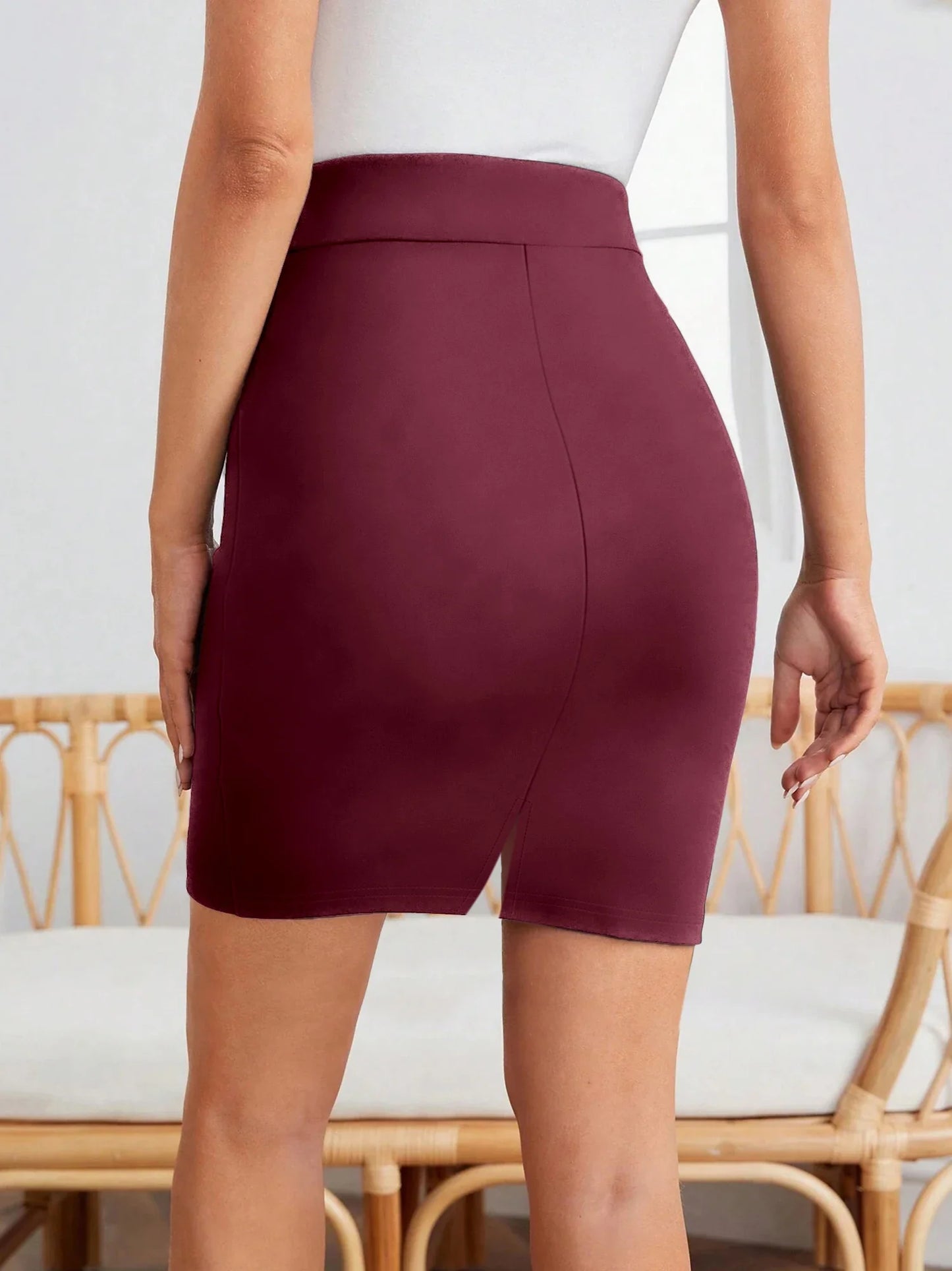 Basic solid color hip-hugging skirt, knee-length to show off long legs, with a simple design that can be both cool and sweet.