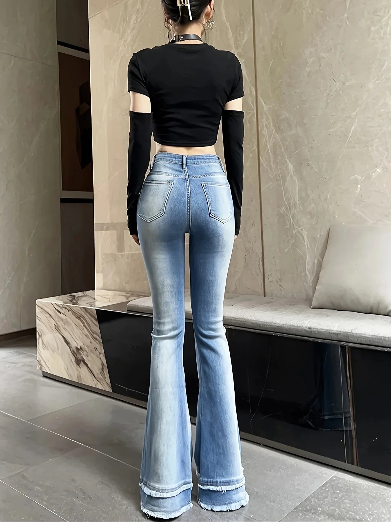 Flared jeans with frayed seams, high-waisted slim-fit jeans