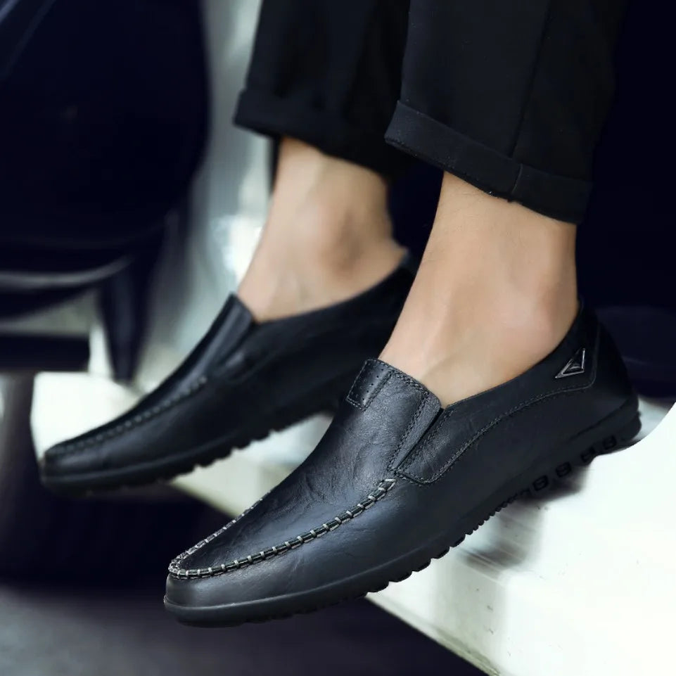 Sapatos Casuais Masculinos de Couro Genuíno Marca de Luxo Mocassins Masculinos Respiráveis Slip-on Sapatos de Condução Pretos Tamanhos Grandes 37-47