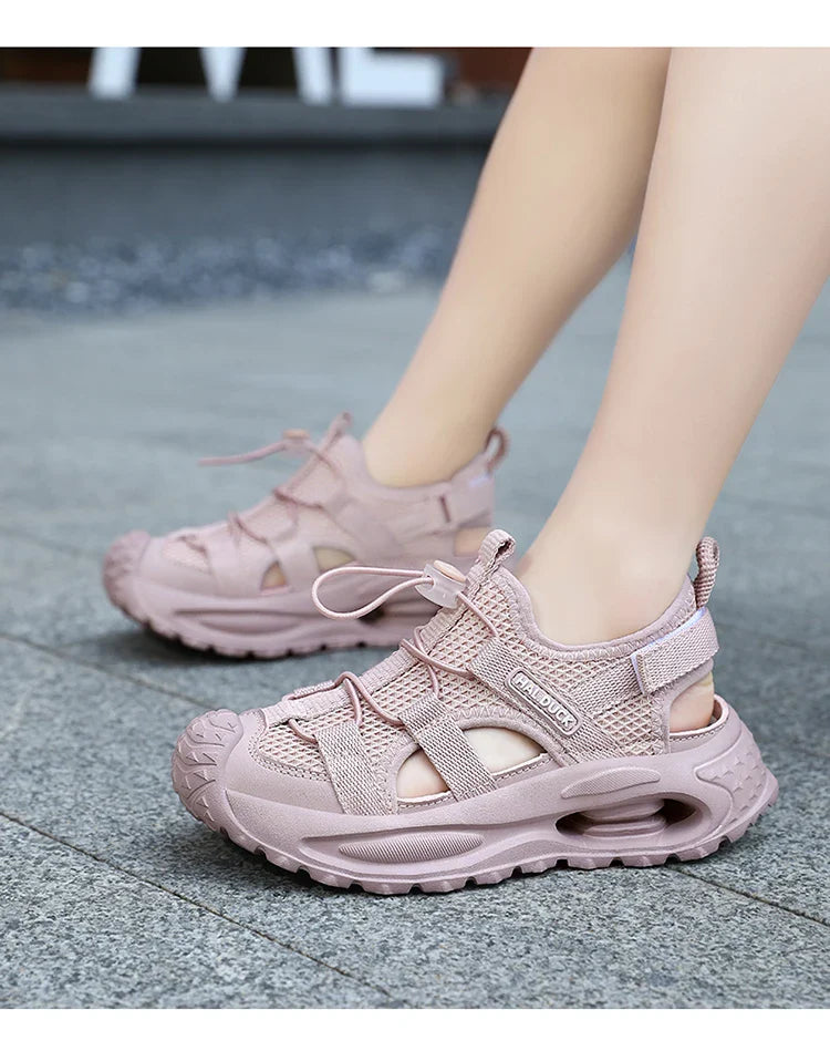 A pair of lightweight, soft, comfortable and casual sandals suitable for children's summer outdoor wear LR-D2508