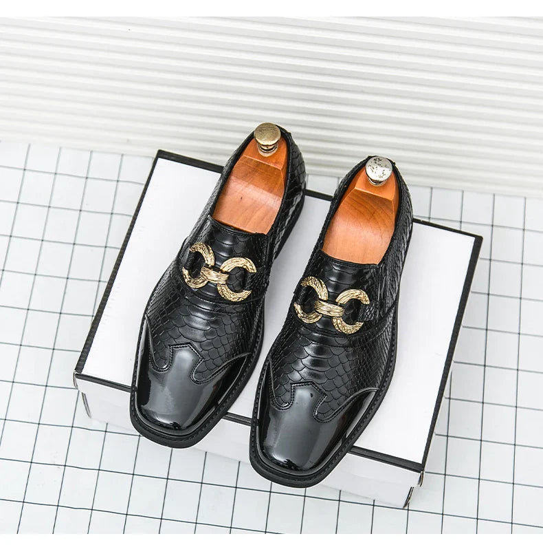 A man with a square-headed fish-scale patterned shiny leather shoe walked the runway in a formal business Derby groom's shoes