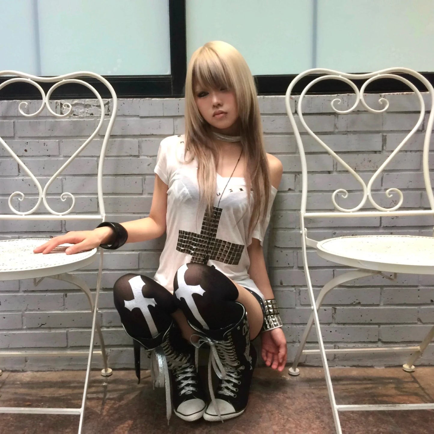 Karrram Camiseta Japonesa Y2k com Estampa de Cruz Metálica Vintage Harajuku Manga Curta Translúcida Tops Trashy Anos 2000 Gola V Streetwear Grunge