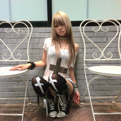 Karrram Camiseta Japonesa Y2k com Estampa de Cruz Metálica Vintage Harajuku Manga Curta Translúcida Tops Trashy Anos 2000 Gola V Streetwear Grunge
